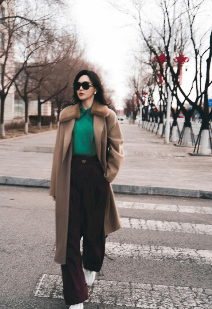 今天唐嫣启程米兰时装周，她这次搭配的很有气质，看起来也格外的年轻。唐嫣里面穿