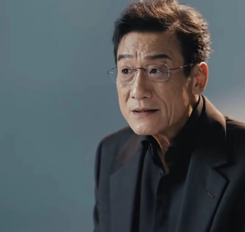 这次回应了退休一事字里行间却透露着遗憾和无奈，这到底是怎么回事呢？原来，老戏