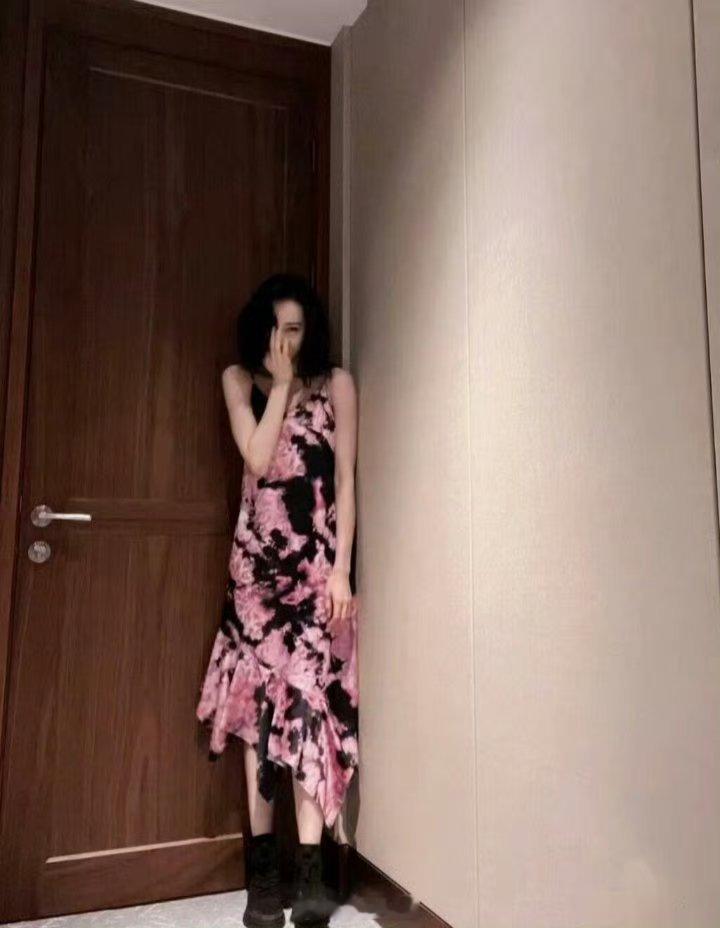 热巴跟小花长裙的适配度好绝！美得让人移不开眼[爱心]​​​