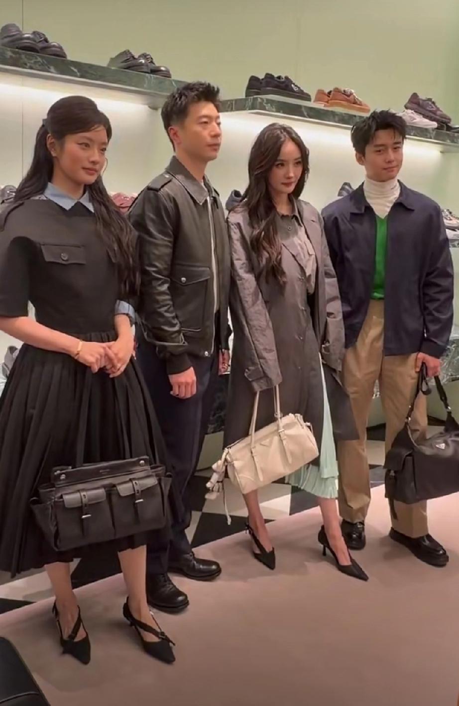 马龙杨幂今晚在上海一同出席代言品牌时尚活动。两人在品牌门店现场互动，杨幂爆料与马