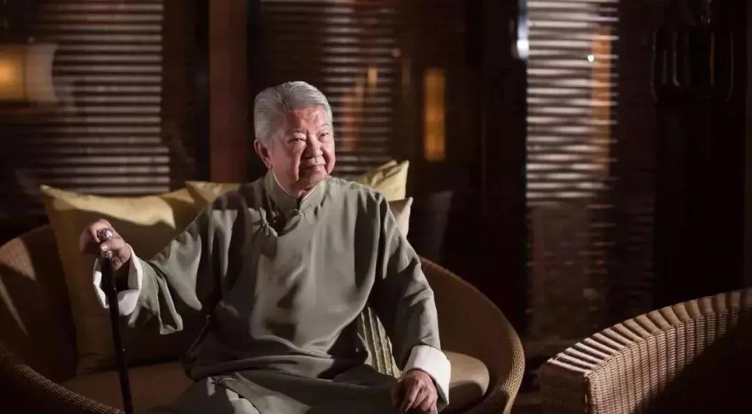 蔡澜为什么能和年轻人沟通？他确实设身处地为年轻人谋略了，他说：“你一定要想尽
