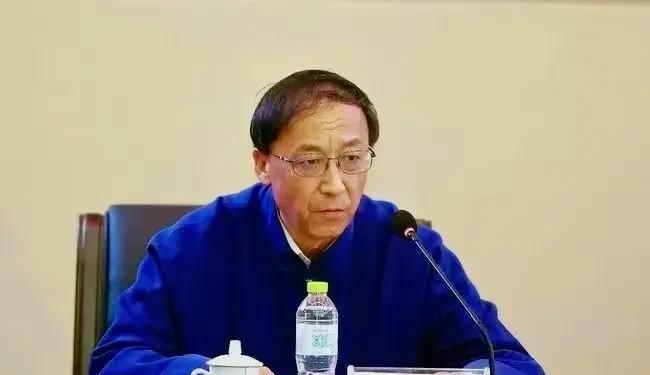 足坛反腐今日双响炮！管纪律的和管钱的，一起栽了！今天这新闻够劲爆！中国足协管纪