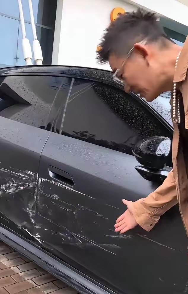 笑不活了。任贤齐在内地刚提新车就被刮蹭，连牌照都还没有上，仅仅是临时照。到底是谁有这么大的胆子。据报