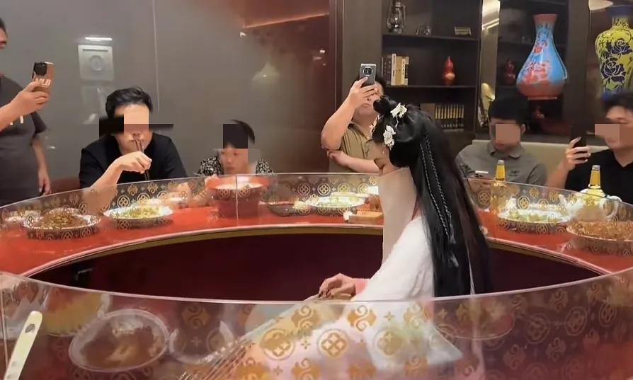 如此奢靡，此风必刹！6月28日，网友“谁是谁的谁”上传视频：在一个金碧辉煌的豪