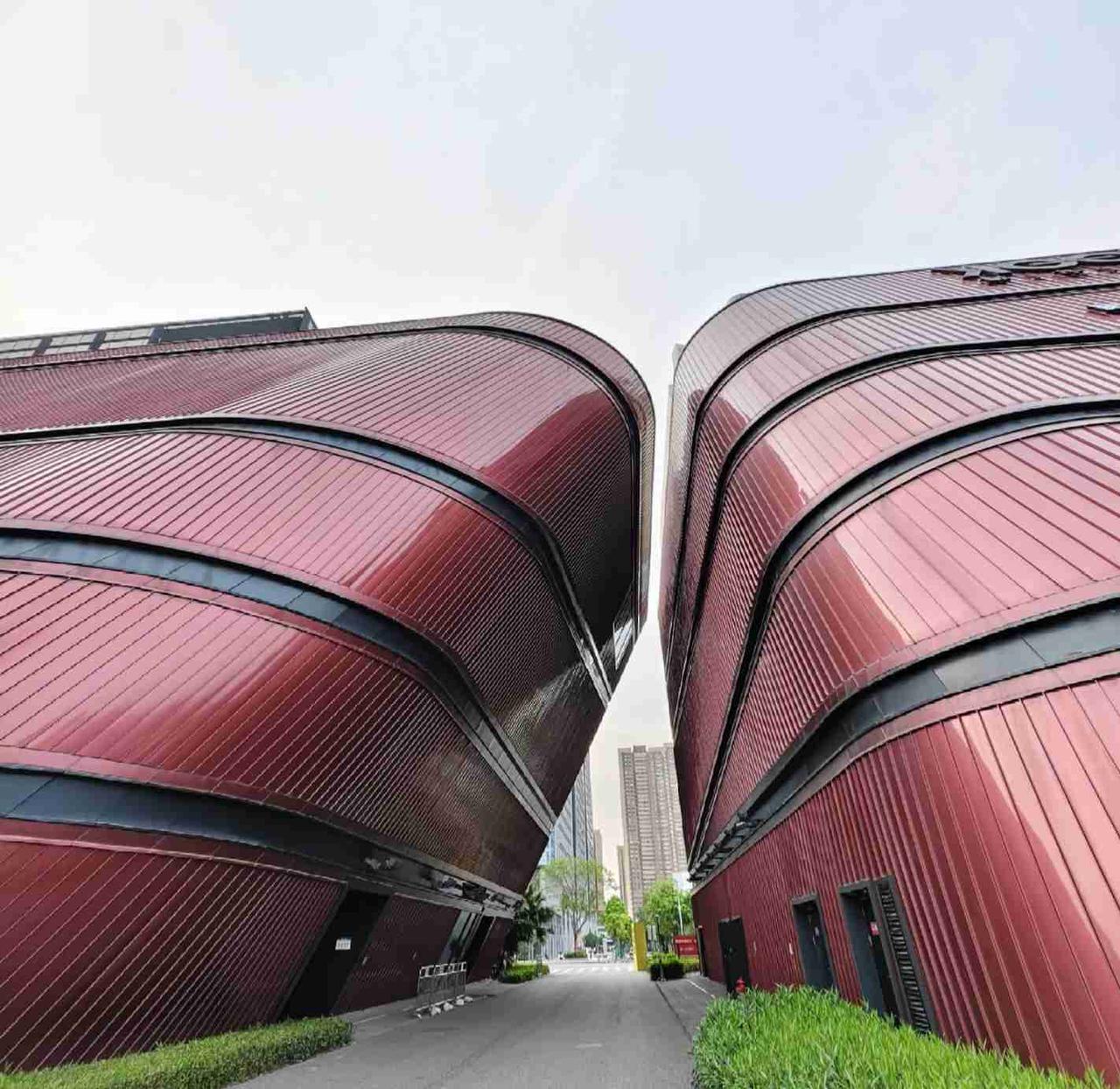 我的今日状态：😁轻松愉快我这里的天气：☀️晴天在深圳街头偶遇了现实版“书的