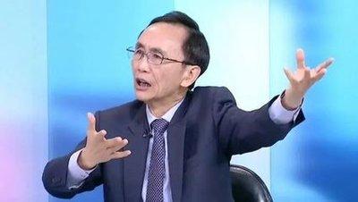 台湾政坛最近出了件大事。一向被视为绿营喉舌的吴子嘉，突然公开盛赞郑丽文。他说：如