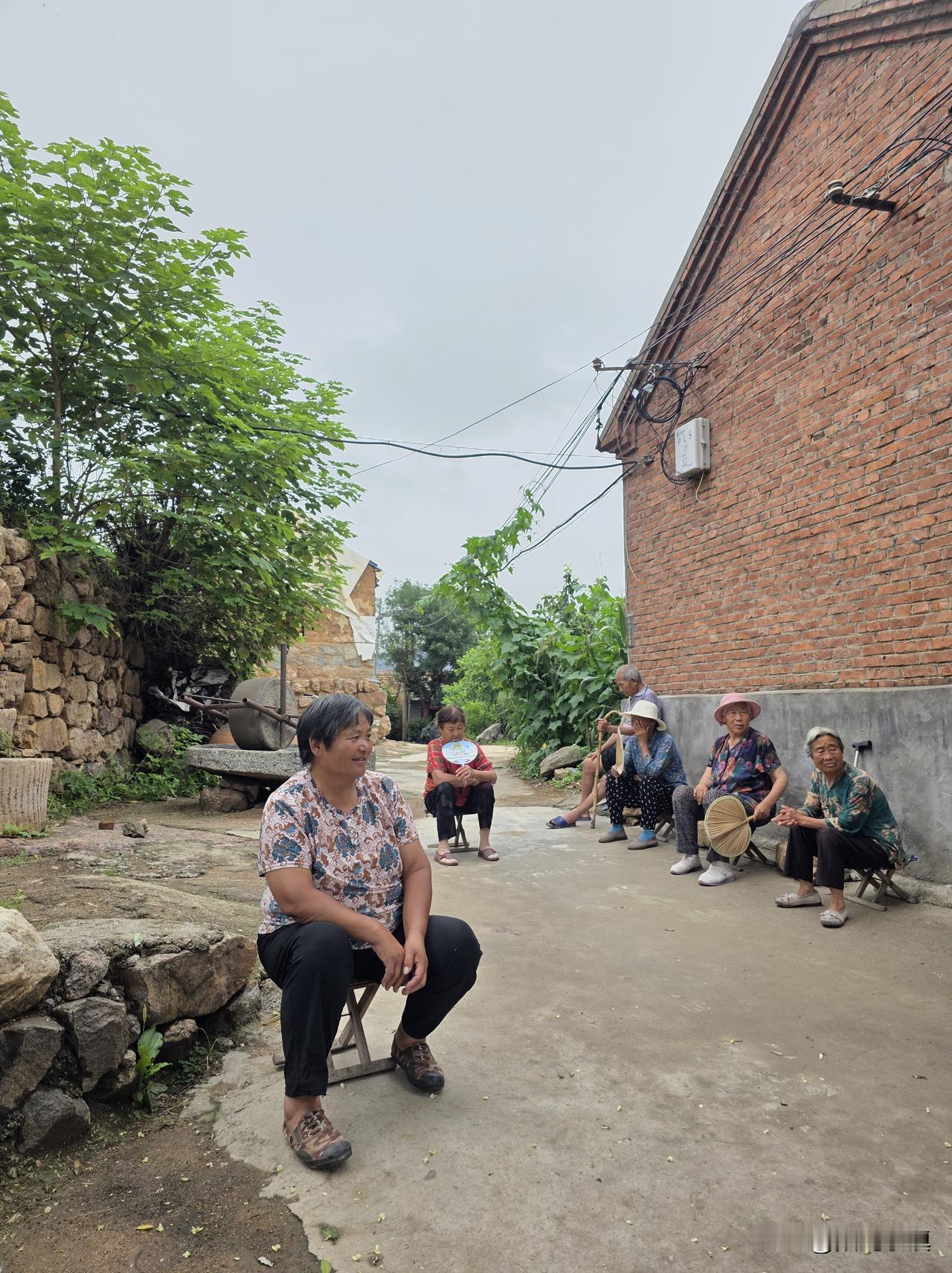 深深地理解了一句话——穷有穷的缘由，富有富的道理……这一阵子乡亲们聚在一起，