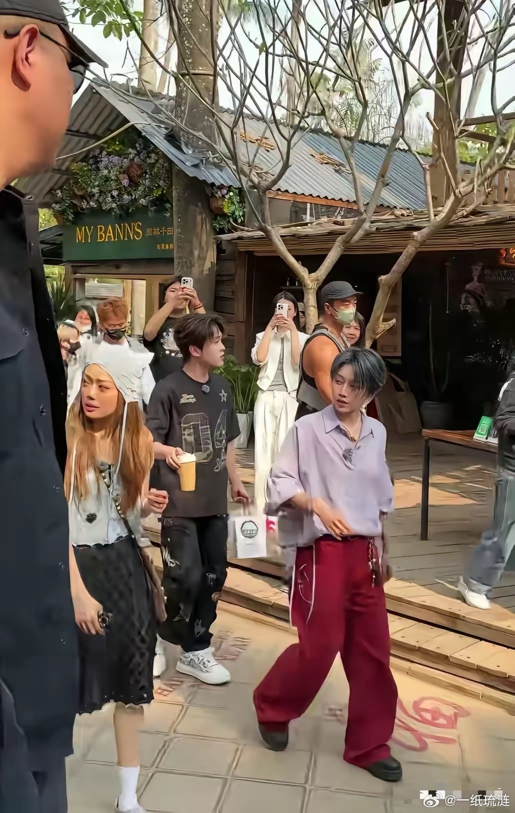 就是这几位明星大咖在西双版纳景区拍综艺时，因为清场，不让买票的游客进来惹纠纷被热