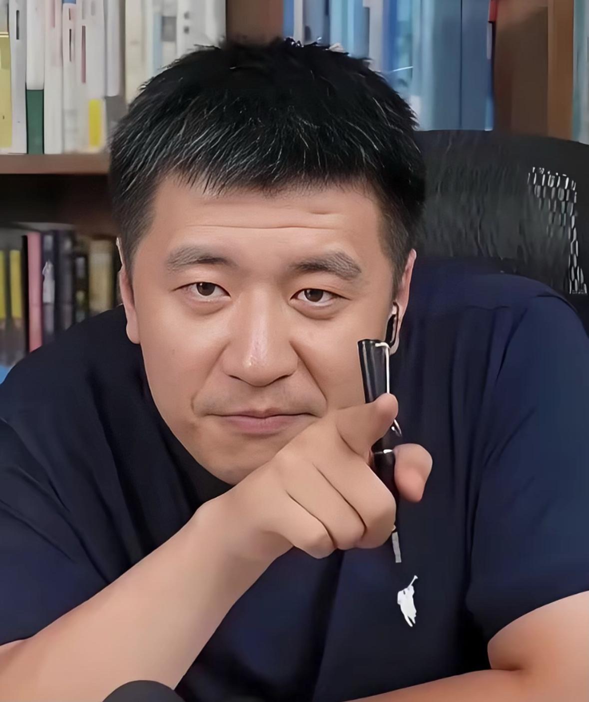 张雪峰这个人，完全不经扒因为一扒你就会发现，你以为他只是亿万富翁，却没想到他