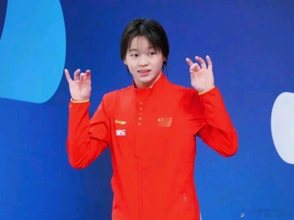 这是在十五运跳水项目圆满结束后的暖心一幕。散场时，全红婵没有匆忙离场，而是耐心地