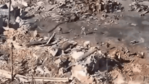 在哈尔科夫地区沃夫昌斯克的一场街头战斗中，乌军第57独立机动步兵旅的一名机枪