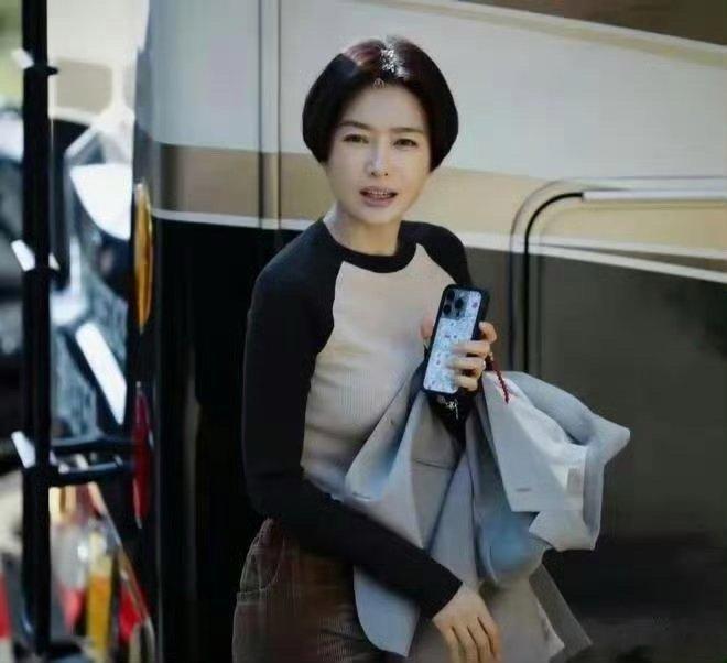 秦岚新剪的短发太绝了！妥妥减龄神器，视觉上直接嫩回25岁既视感！