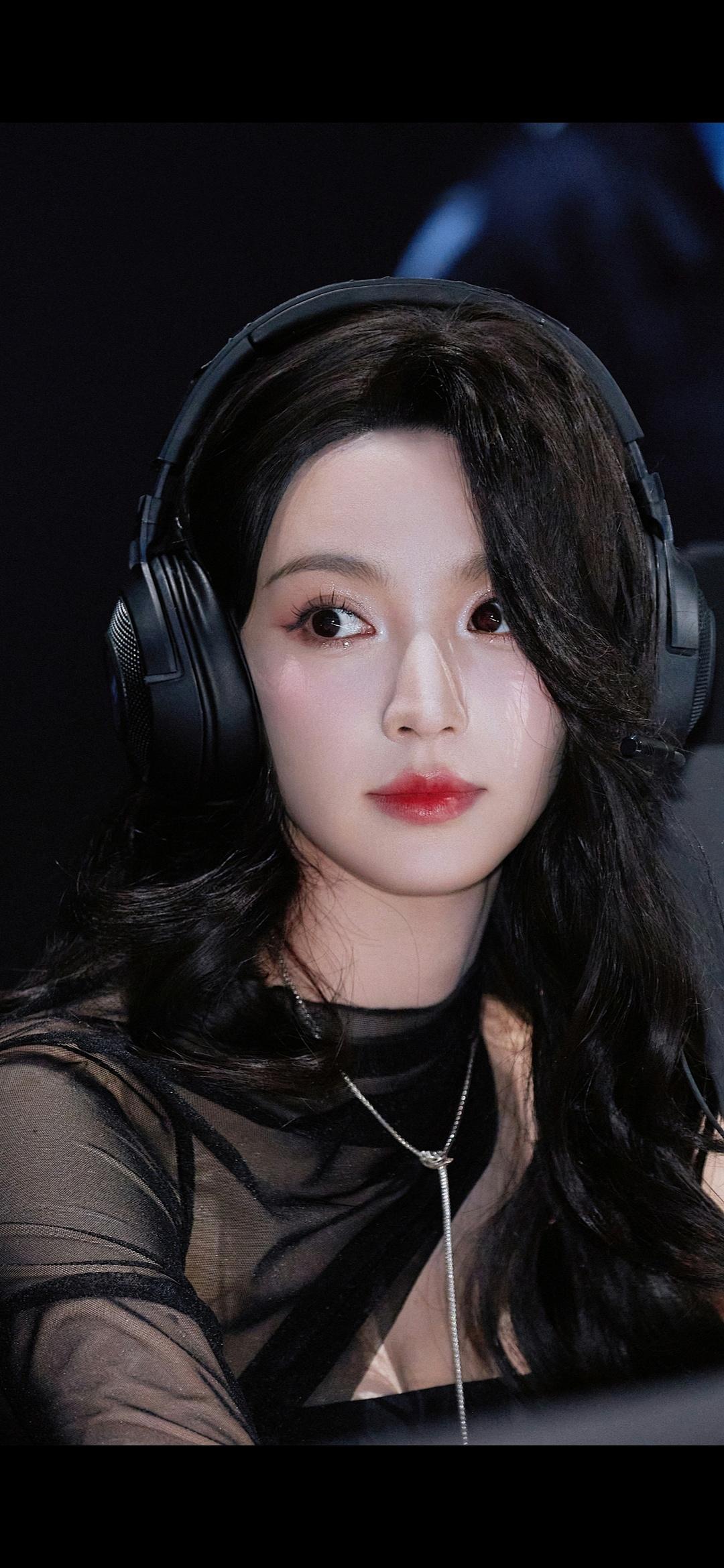 田曦薇电竞装扮。 今日限定