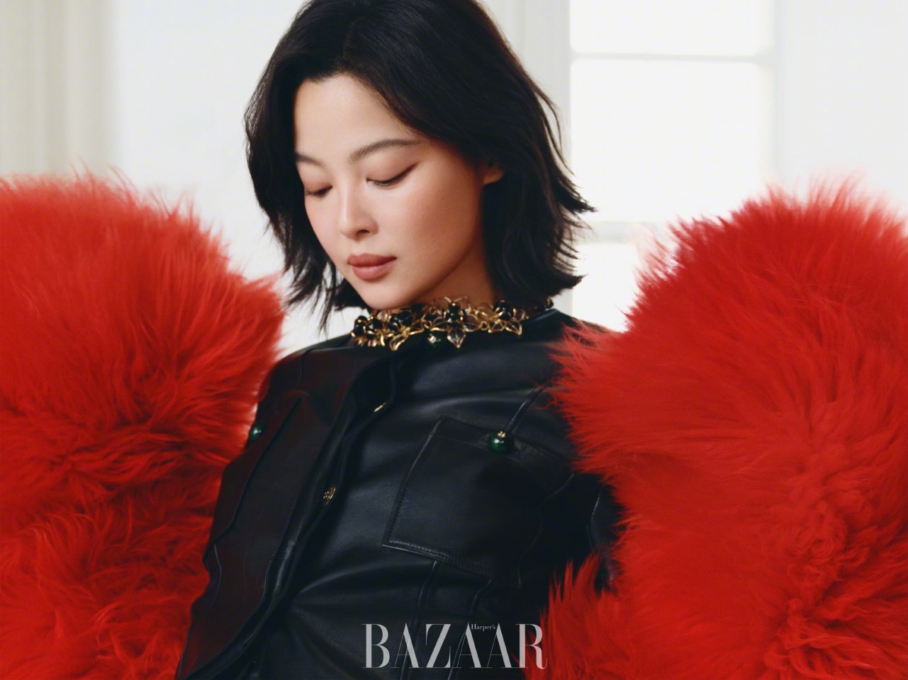 辛芷蕾的芭莎封面大片，收敛了锋芒，连豹纹、皮革这类极具张力的元素也变得柔和不少，