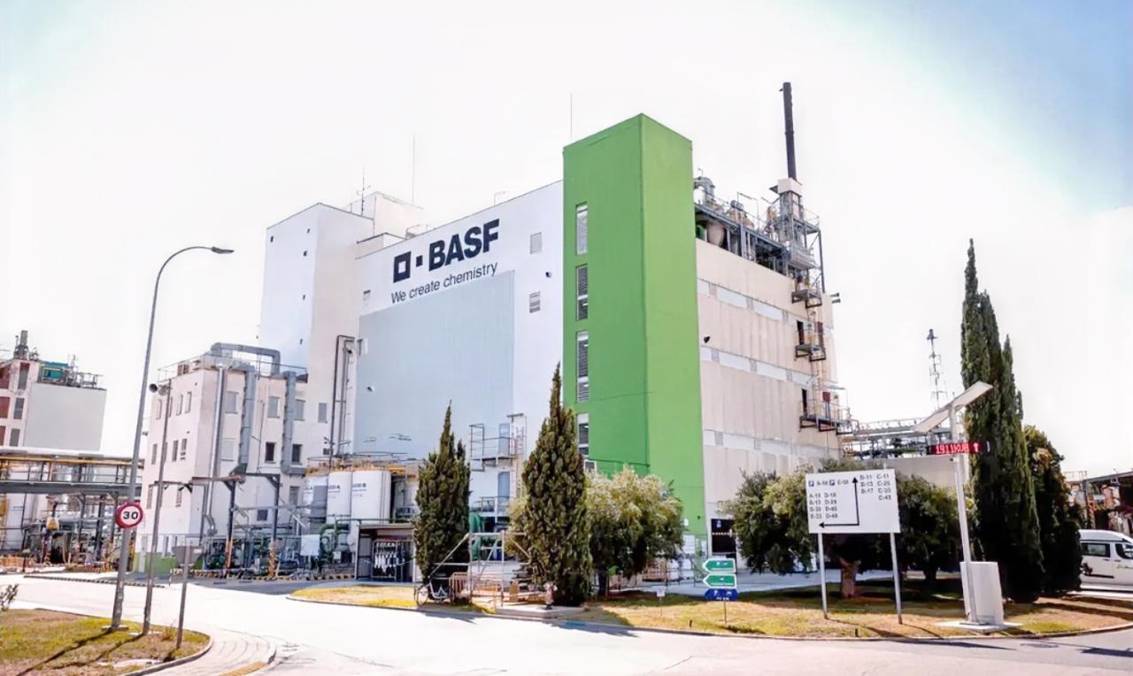 中方此前曾屡次警告，但欧洲就是不听，这下终于承受代价。德国化工巨头巴斯夫宣布，从