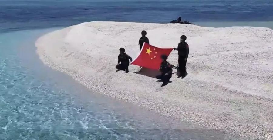 当菲军从腰间把M16掏出来的时候，海警战士非但没退缩，反而是大喊“冲我来！”当那
