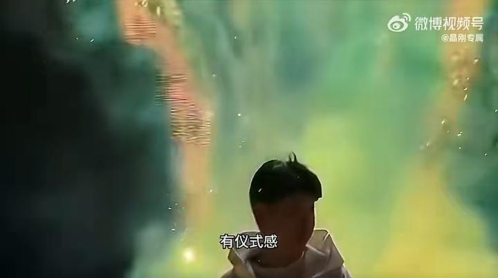 球员晚宴上莎莎这反差萌[赞][笑着哭]，昨晚的海口亚洲杯球员晚宴上，莎莎瞬间切换