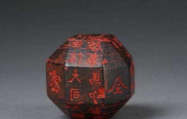 1981年，陕西一学生在路边捡了个“发光的黑球”，不顾母亲责骂悄悄地带回了家。没