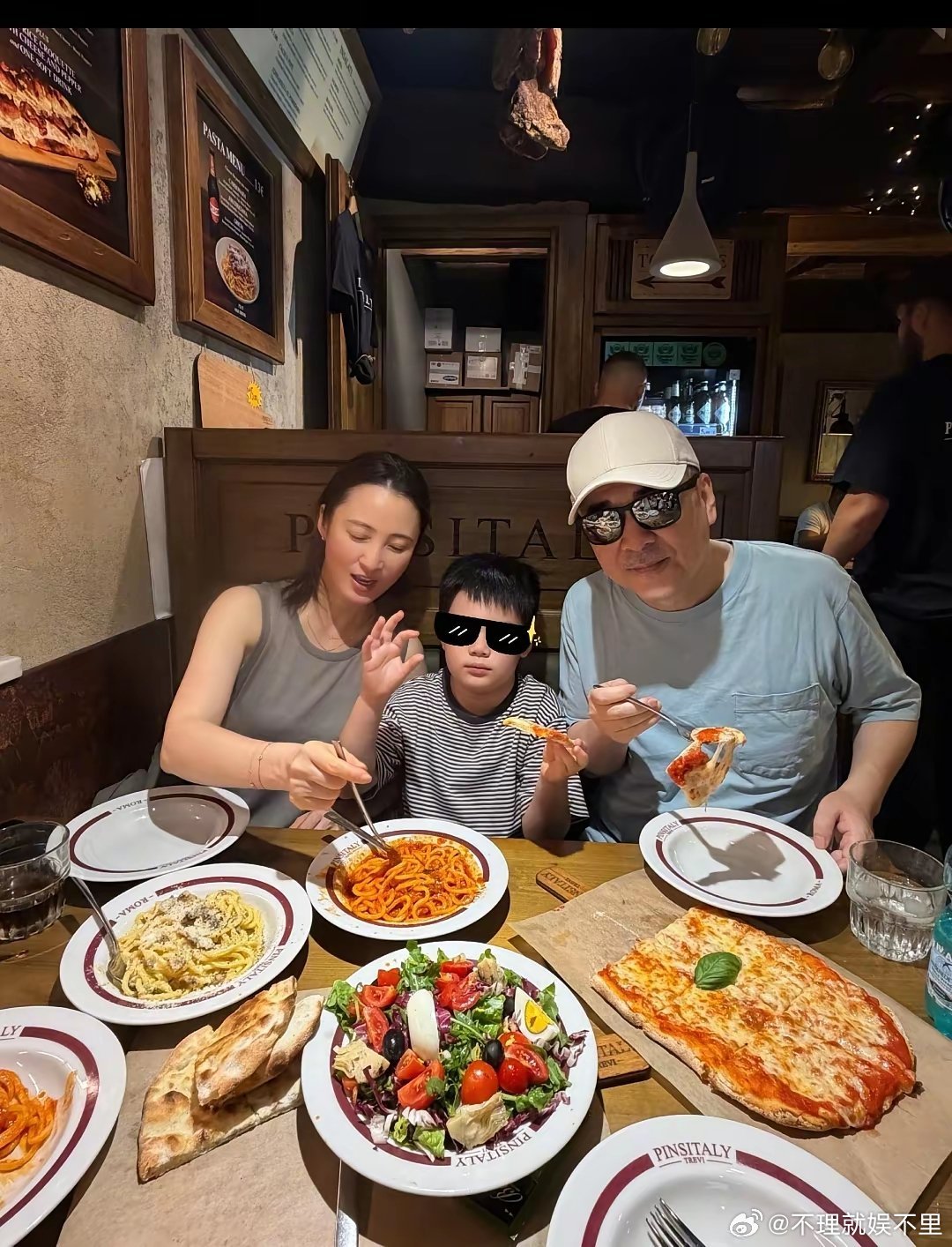 蒋勤勤的小儿子真的很像陈建斌拍照是一点都不配合，古灵精怪的网友感慨：看来，全天下