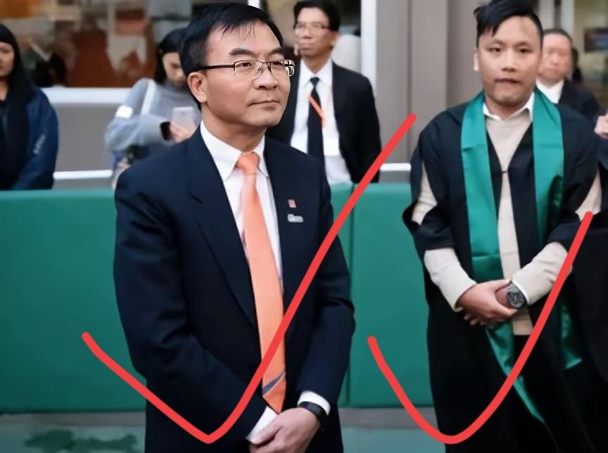 香港一学校毕业典礼上奏国歌，两名毕业生不仅不唱国歌，还一直坐着拒绝肃立，校长陈卓