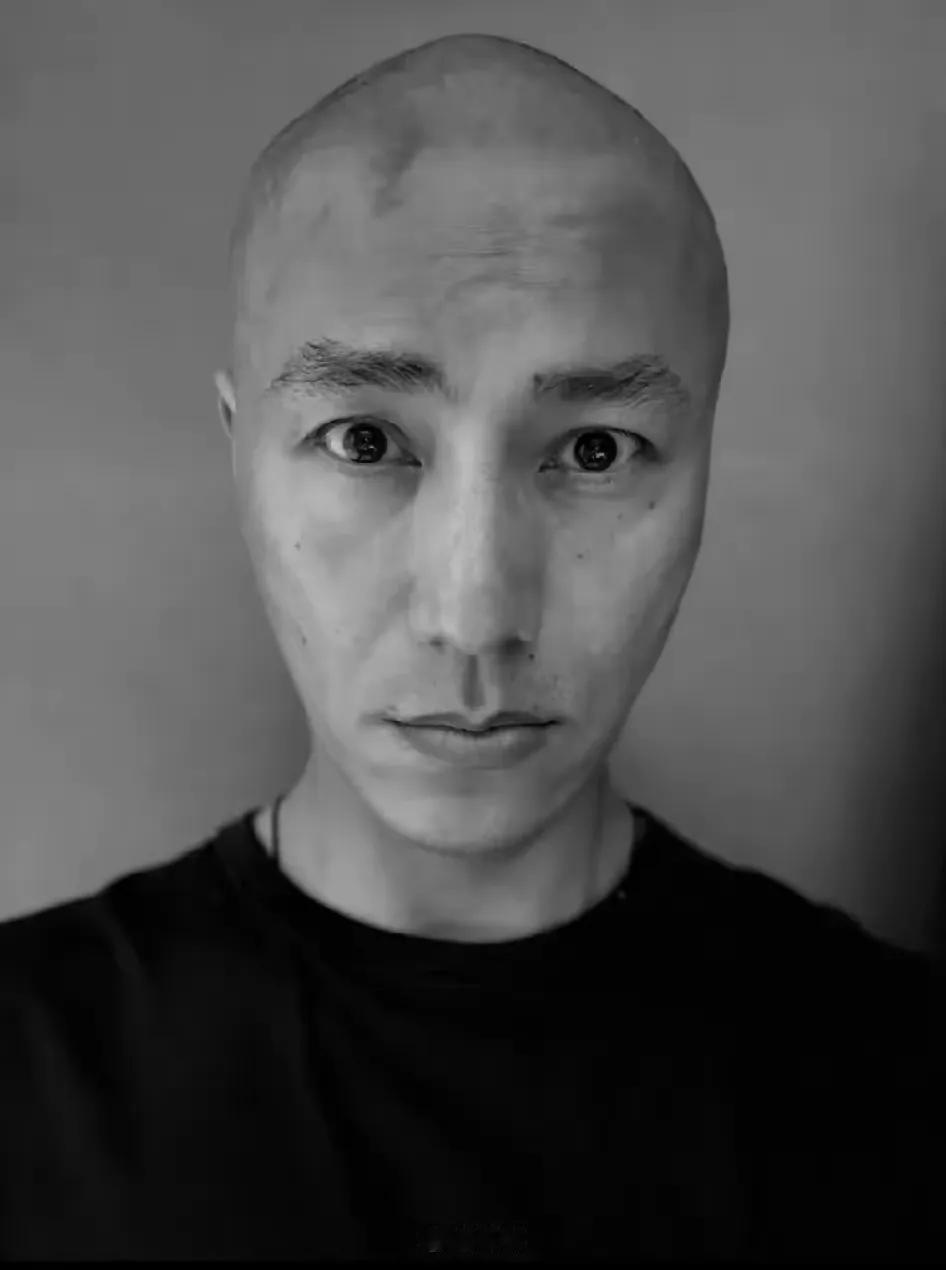 不打扮，不氪金，没头发的陈坤，跟素人差距也不是特大……，也就是个相貌端正的叔叔[