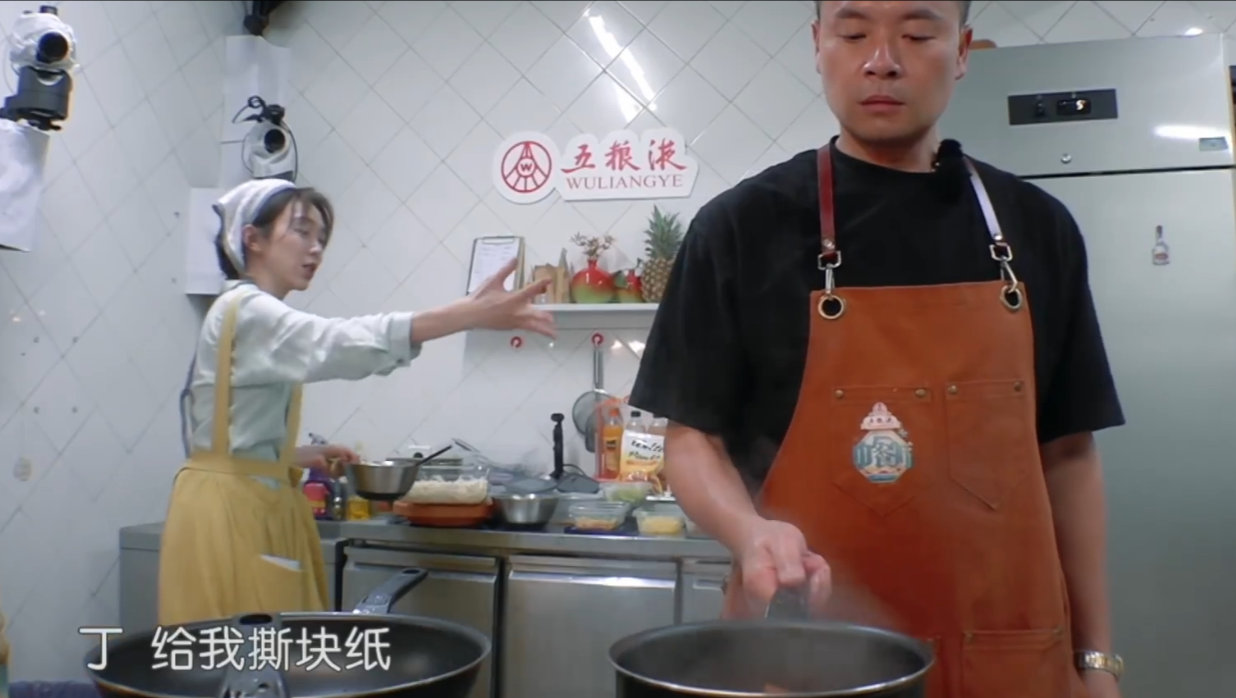 丁禹兮超绝老公感小丁这老公感是刻在骨子里的吧？后厨忙疯了还能注意到细节，又能干又