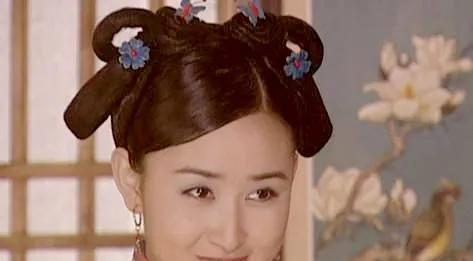 1685年，酒后回到寝宫的康熙一把抱住了正在铺床的小宫女，当晚就将她宠幸了。谁也