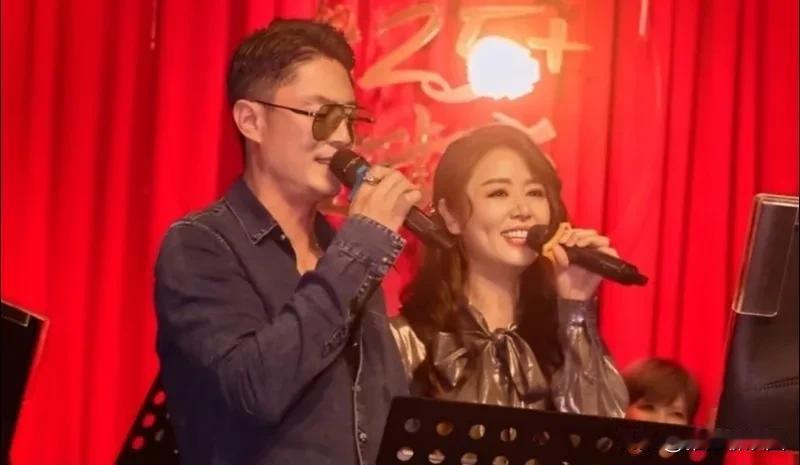 林心如50岁生日派对，霍建华恩爱献唱。做女人当做林心如，有颜有钱朋友多老公帅感情