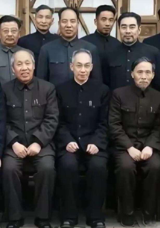这是建国初期部分老同志的合影照片。他们先天下之忧而忧，后天下之乐而