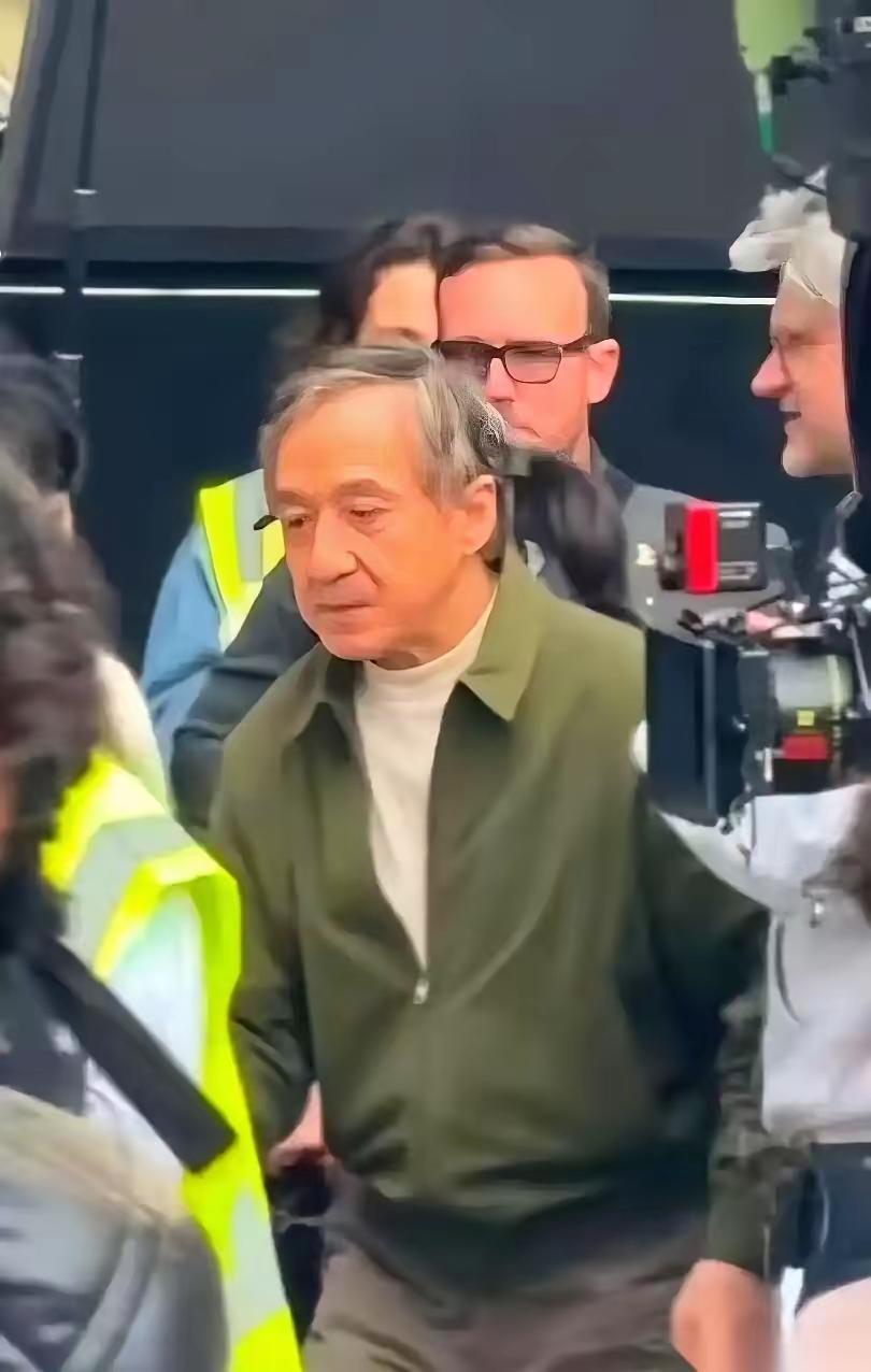 我就想问一句：成龙大哥到底造了什么孽，摊上这俩孩子……一个废，一个疯。