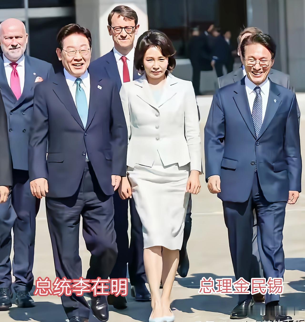 此时此刻最高兴的莫过于总理金民锡了，因为根据韩国惯例，总统出访或不能履行职责时，