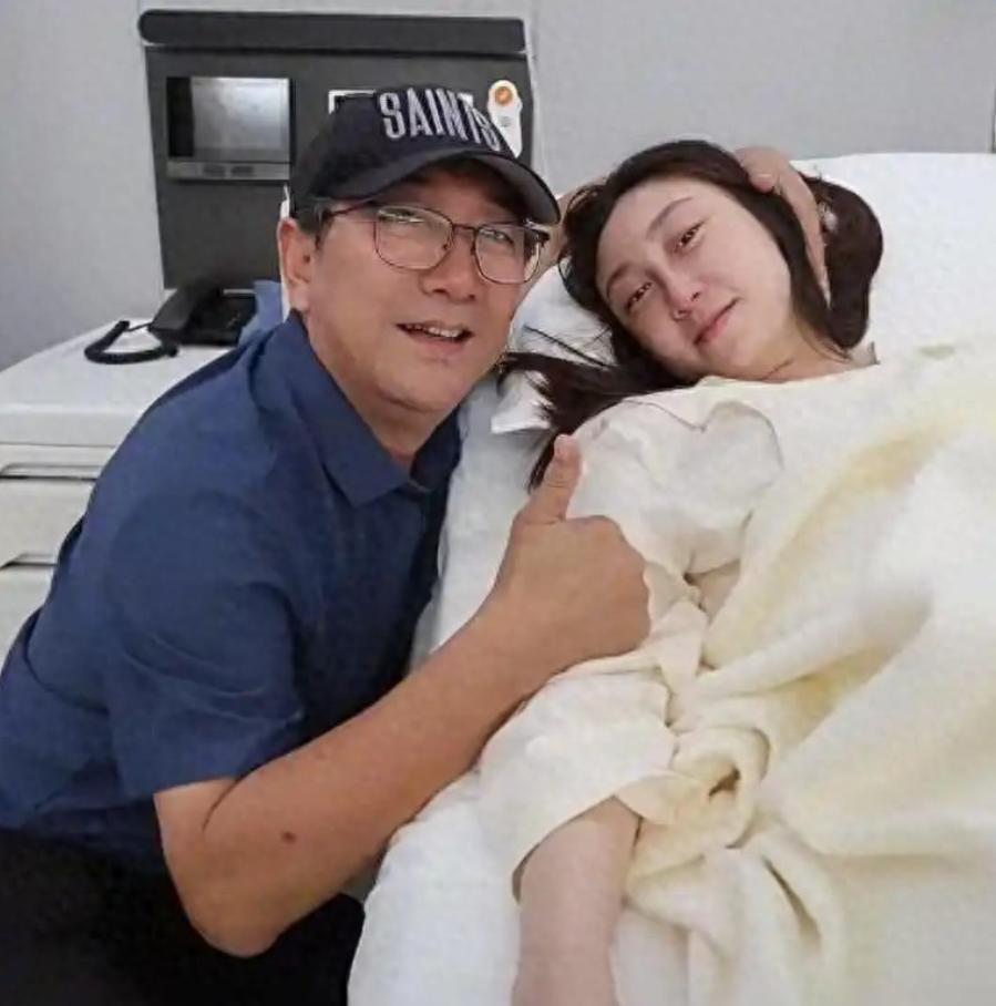 著名主持人水均益女儿水亦诗又崩溃了！8月7日做美甲时突然接到保姆辞职电话，今年已