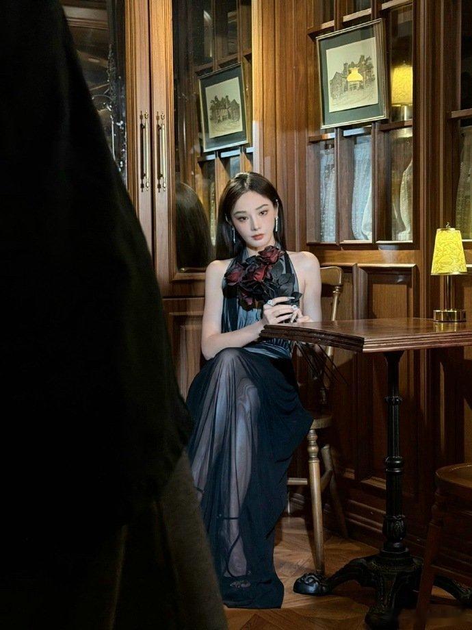 彭小苒把深V缝起来了谁能想到彭小苒会把深V缝起来，深V秒变小v的既视感真的太有