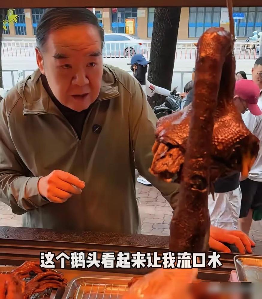郑则仕到潮汕吃狮头鹅，他站在卤味摊位前爽快开口，打算买下三个鹅头。说真的我前