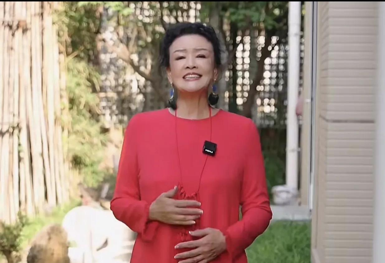 听一听在汪小菲和马筱梅婚礼在即，张兰对儿子、儿媳说了些什么。她对儿子汪小菲说：