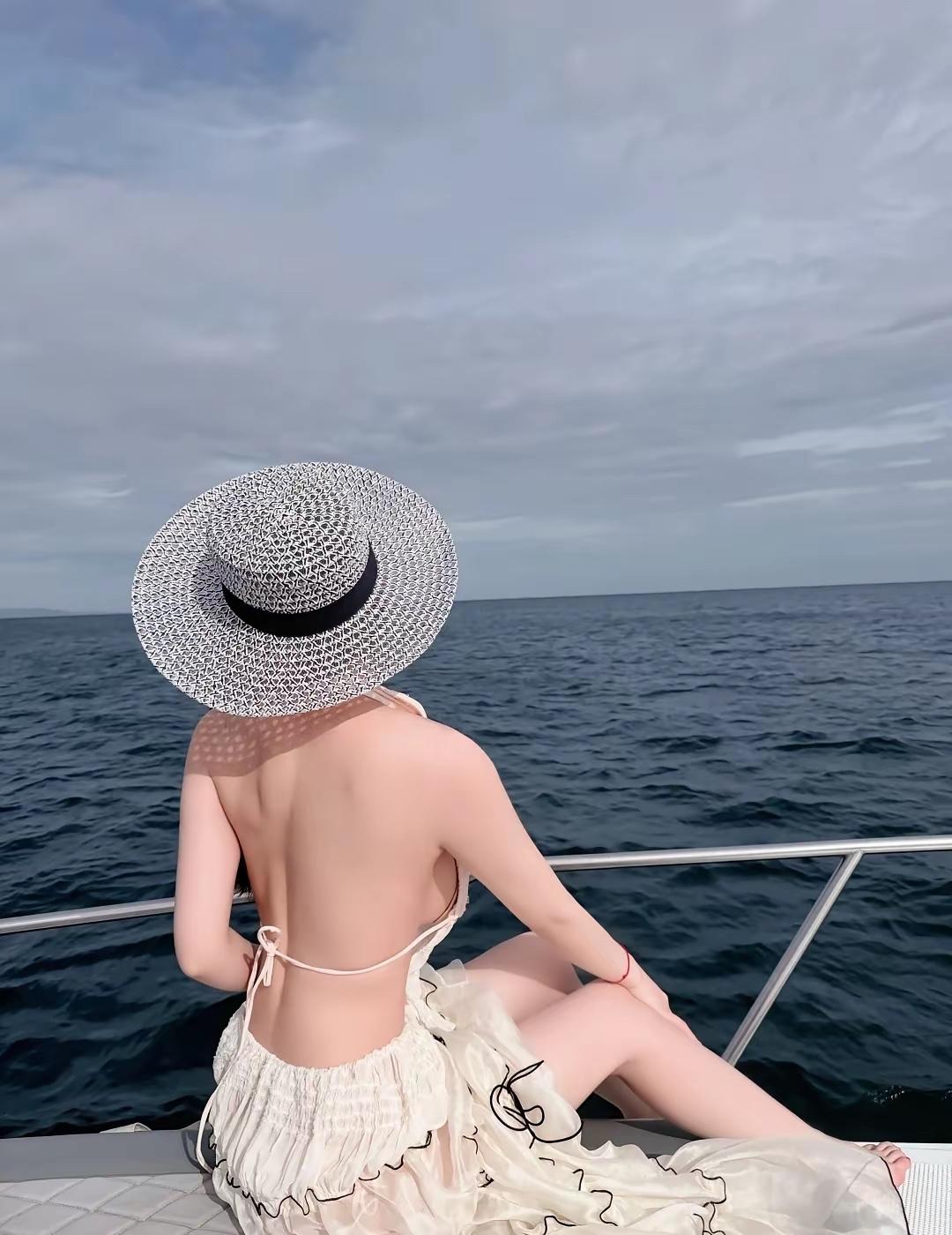 《舟中闲意》云垂碧海意悠悠，素袂轻飏逐浪流。暂把尘缨抛棹外，一襟风露满