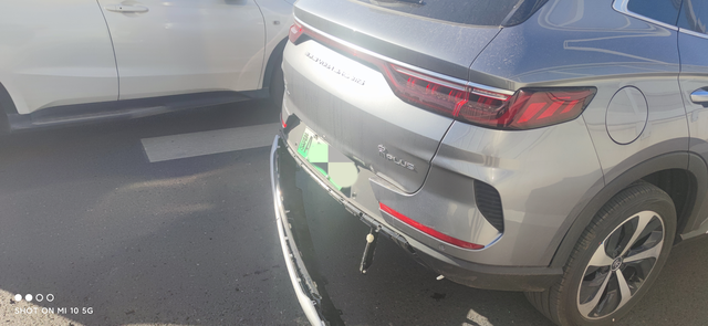 新车一血上班路上被追尾了，上周一刚提的车，闹心死了，不过车确实够硬，在车里没多