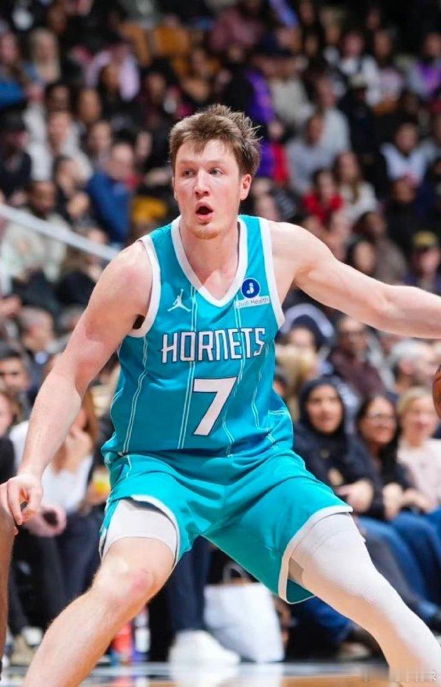 NBA新秀赛季三分命中数前五名如下：1.基根-穆雷：206记2.米切尔：187记