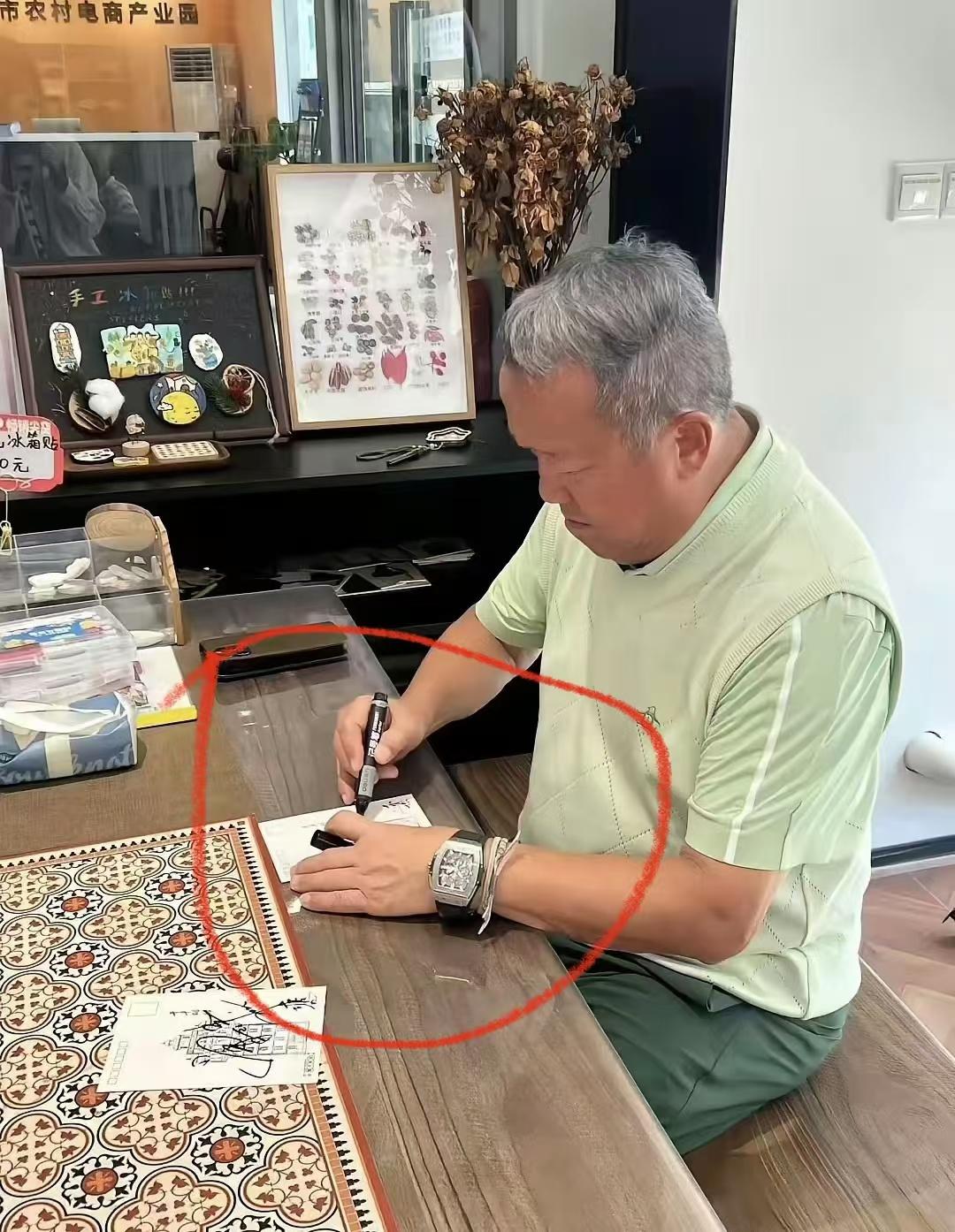 曾志伟这只手表引发热议！曾志伟出现在江门开平一家农村商业基地，头发已经全白。在