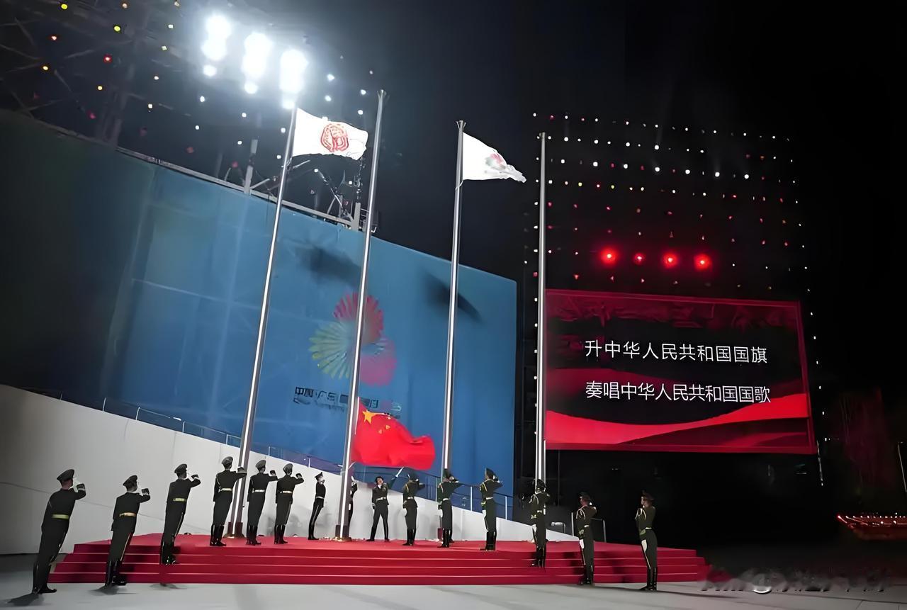 十五运会主火炬缓缓熄灭，带着依依不舍的深情，今晚，闭幕式于深圳盛大举行。闭幕式