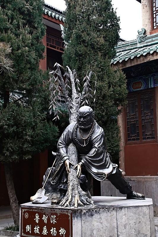 宋江为啥喜欢李逵，不喜欢鲁智深？宋江对李逵的格外偏护，本质上是觅