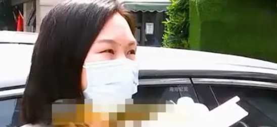 女子开车出小区时，小区大门口的道闸突然落下砸到女子的车。女子向物业索赔，谁知物业