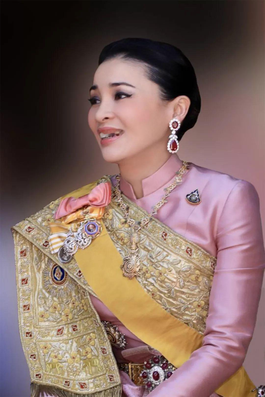 泰国王后访华惊艳全网！行走的优雅模板太绝了泰国王后苏提达访华全程开挂，简直