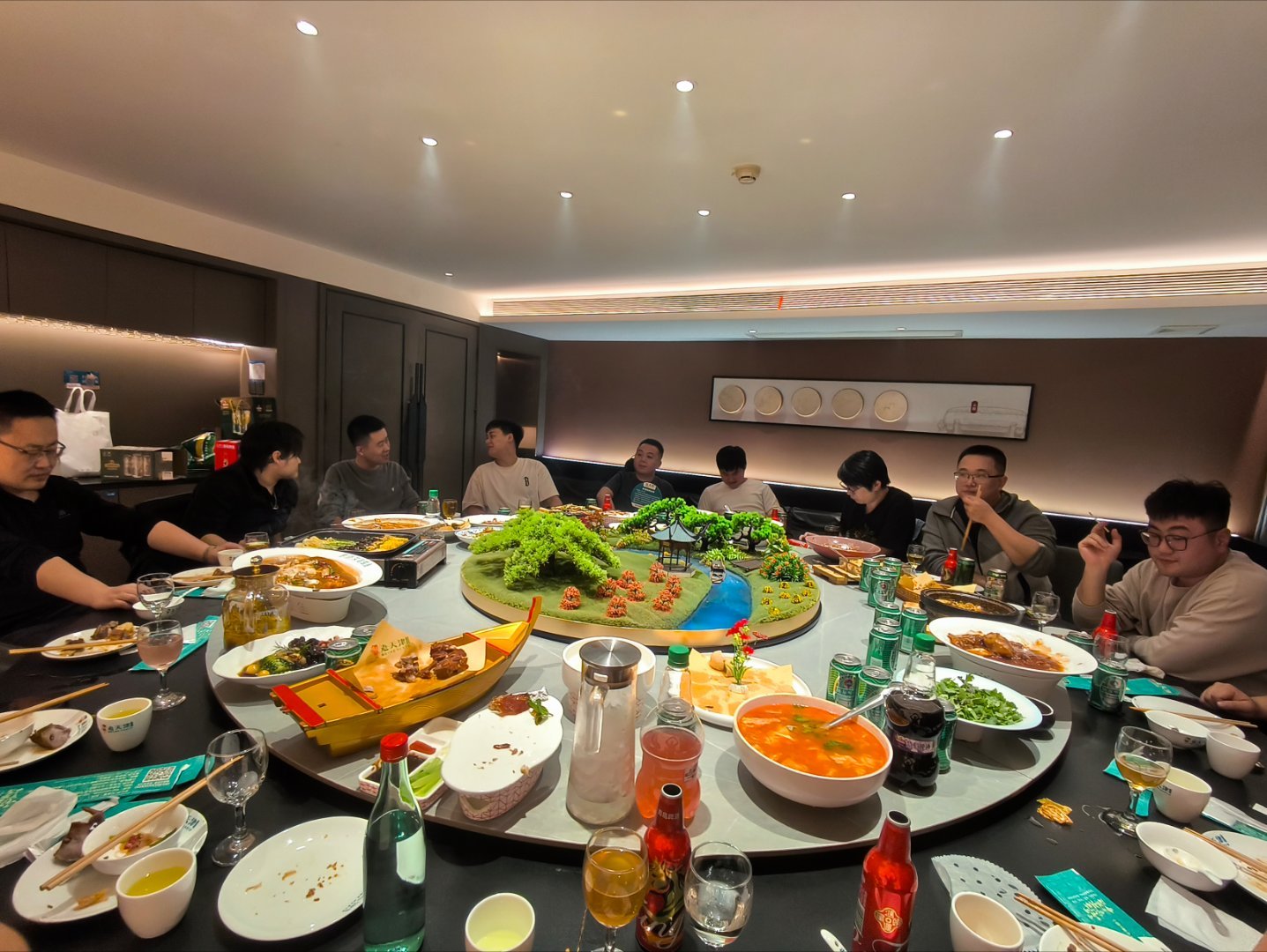 炉石传说在酒店前台办入住，前面一群老哥也是来参加黄金赛，他们从青岛自驾来天津比