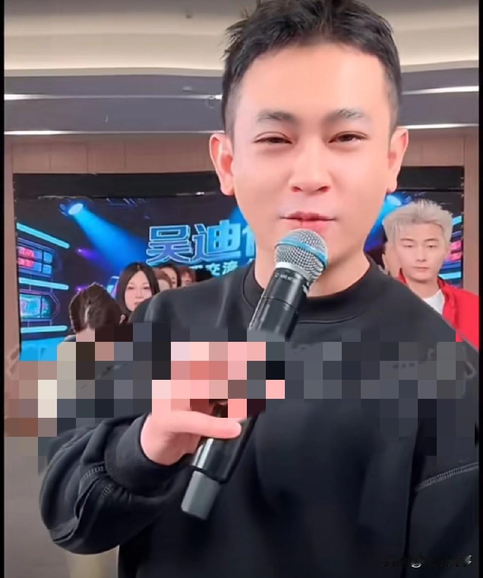 吴迪看诊断报告,当场落泪。 昨天报道吴迪患重度抑郁、焦虑症