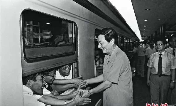 1989年9月26日，上海新客站为赴京参加全国劳模和先进工作者表彰大会的上海全国