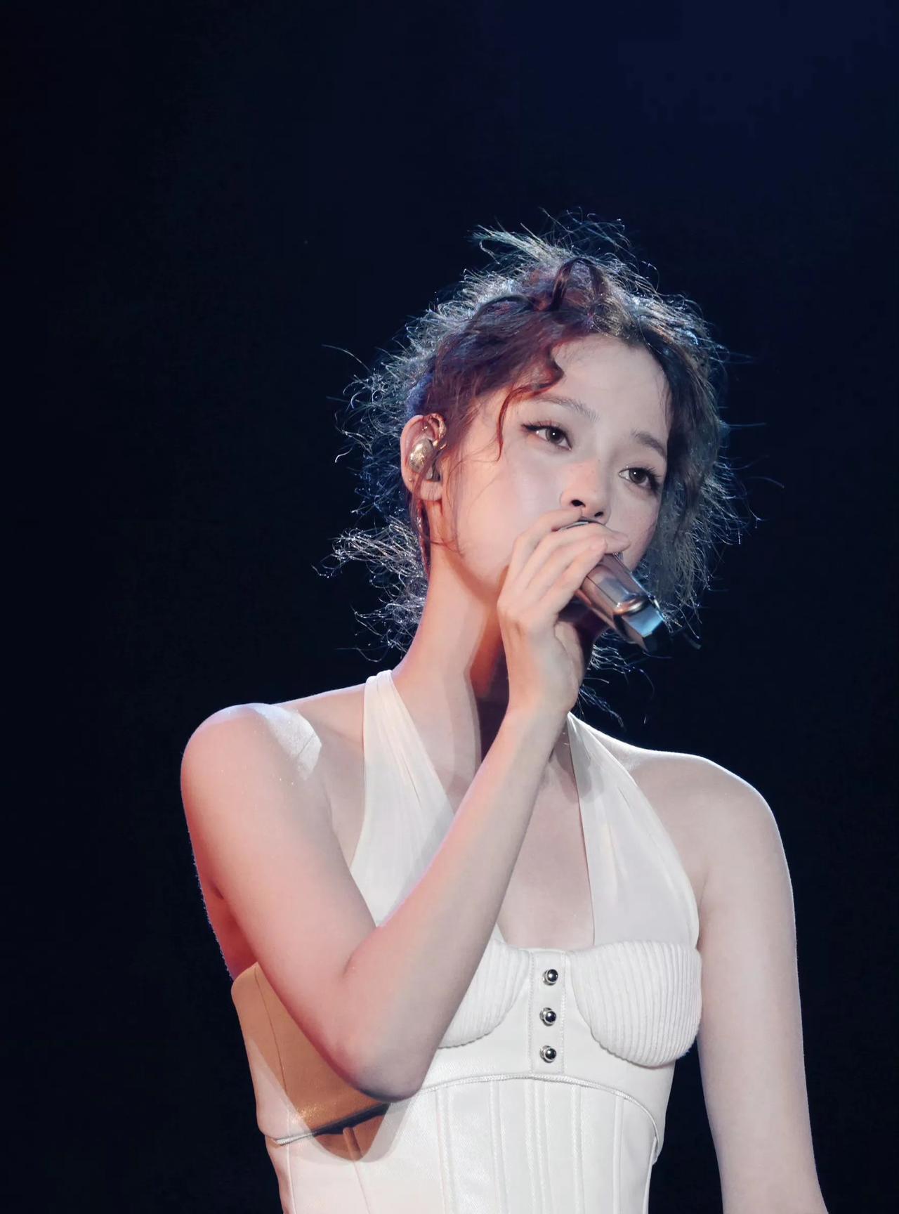 欧阳娜娜这身材简直“杀疯”了！一袭黑裙勾勒出完美曲线，小蛮腰盈盈可握。皮肤吹弹可