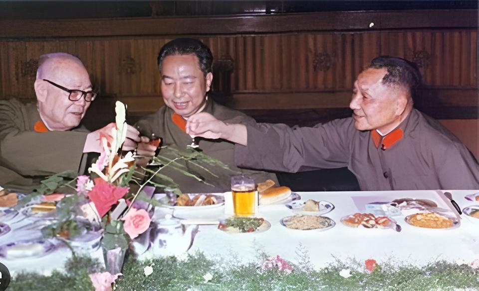 1981年除夕国宴，华国锋最后一次公开露面，一盘特殊煎蛋令人落泪…… 麻烦看