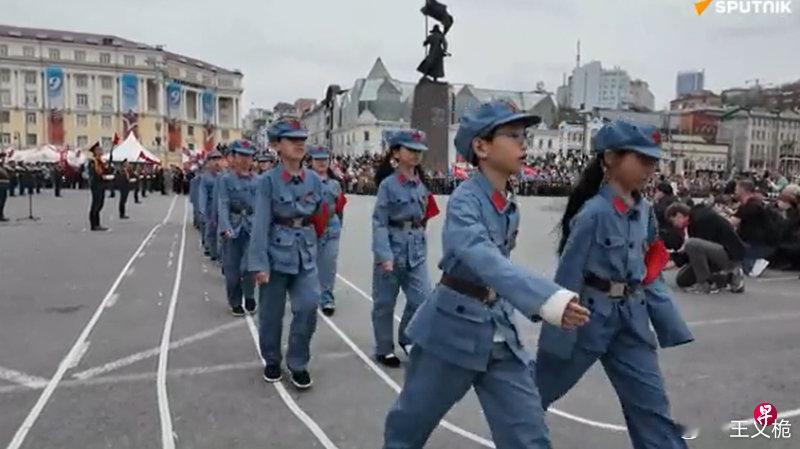 中国小学生参加海参崴阅兵游行引争议分析指民间历史情结被刺激:俄罗斯符拉迪