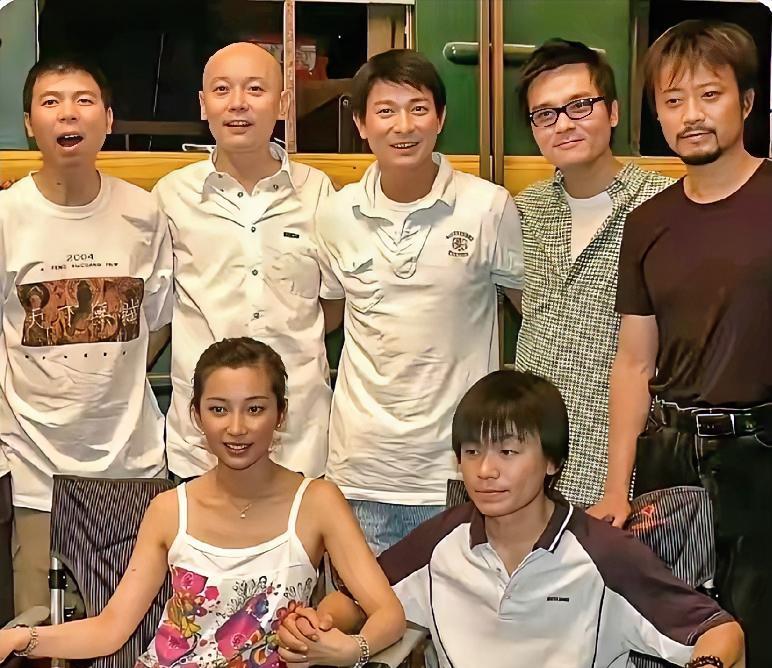 李冰冰手里牵的那个小男生是谁，看着好青一色，被一群大牌明星包围得什么感觉呢？